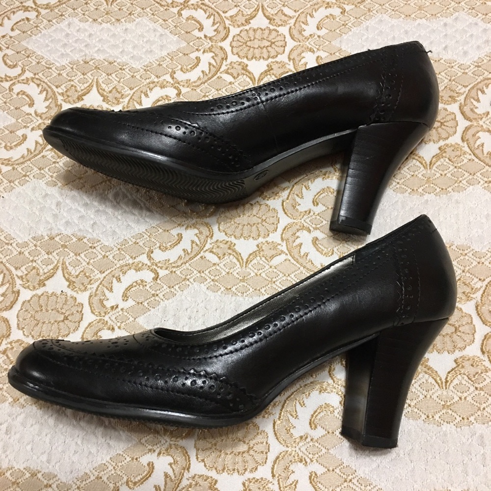 Apostrophe Pumps. Black. Size 6 M. - Picture 2 of 6